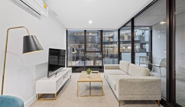 Woden Comfortable 1-Bedroom Apartment with Parking in Phillip