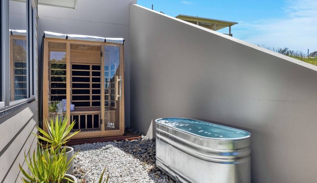 Ziggy’s Beach House- Ocean Views, Sauna, Jacuzzi, Pet-friendly! in Woolgoolga