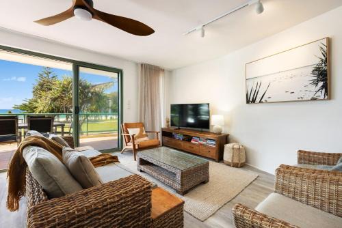 Apartment 3 Surfside - beachfront with ocean views in Byron Bay