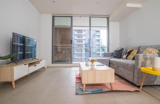 Modern and Spacious 1bed1bath Mascot APT +parking