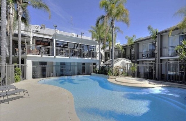 ❤ RESORT POOLSIDE STUDIO - WALK TO BEACH, BARS, RESTAURANTS, CAFES, CINEMAS ❤ in Mandurah