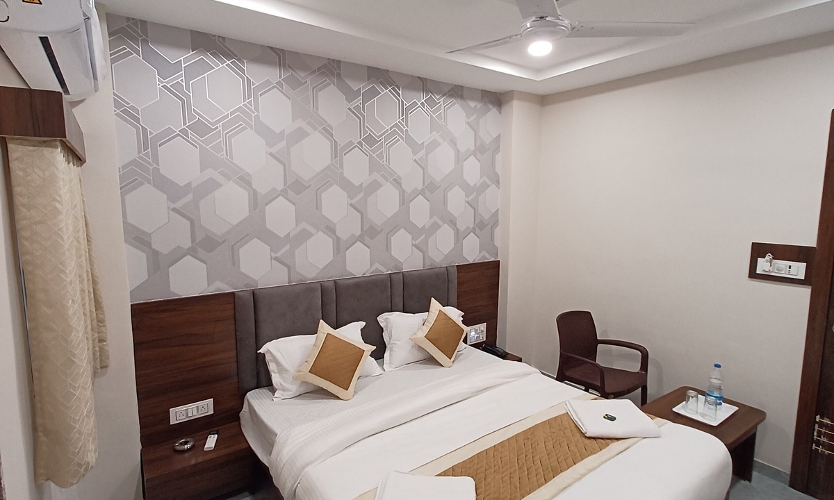 Vastrapur Hotel | Hotel Leela Palace