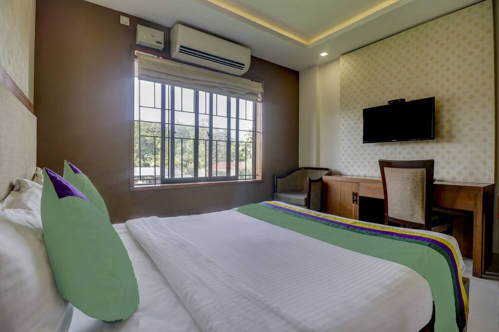 Kozhikode Hotel | Itsy By Treebo - Rotano Glitz Inn