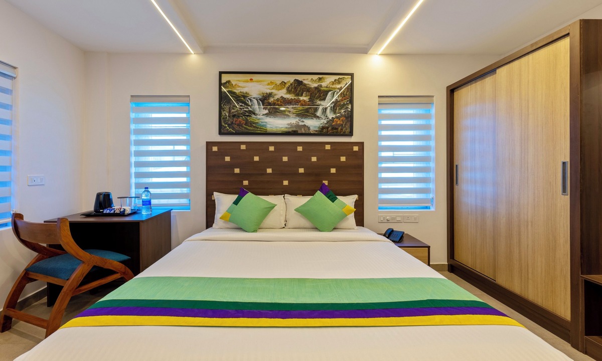 Alappuzha Hotel | Treebo Vsaffron Regency, Punnamada Lake