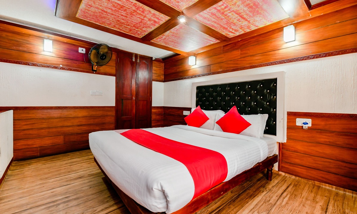 Ambalapuzha Hotel | OYO 23482 Sht Symphony Premium Sharing Houseboat