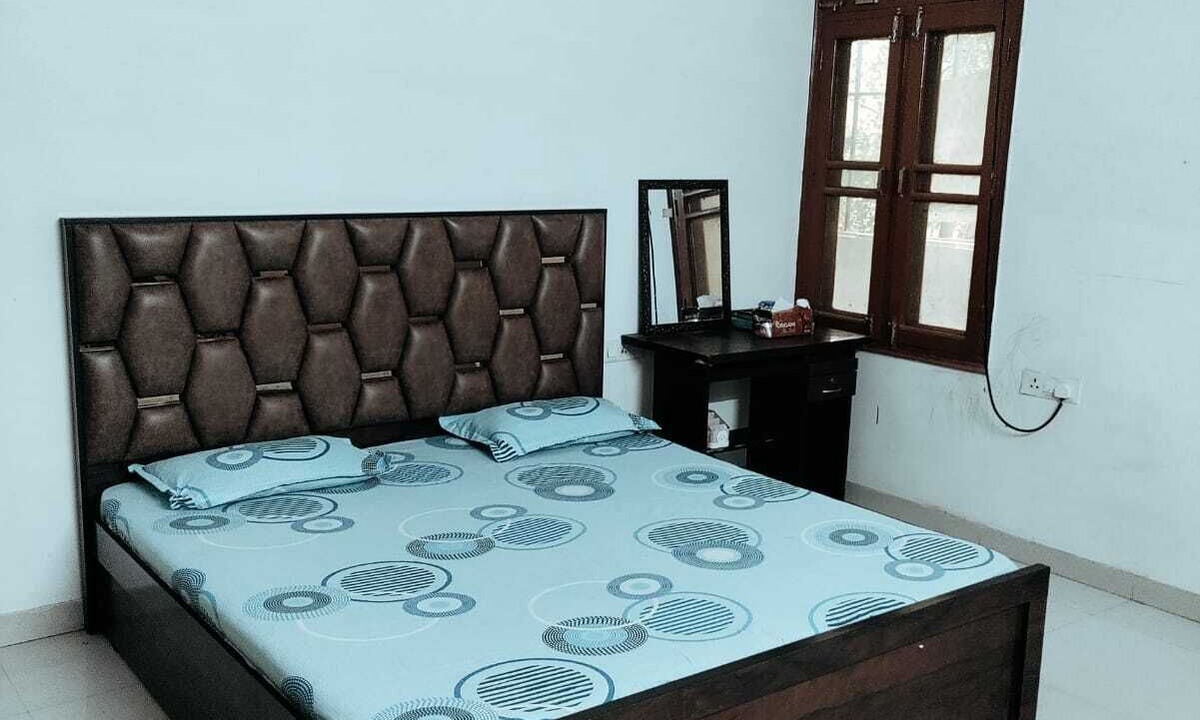 Gomti Nagar Apartment | Spacious Peaceful Apartment for Two Families in Lucknow
