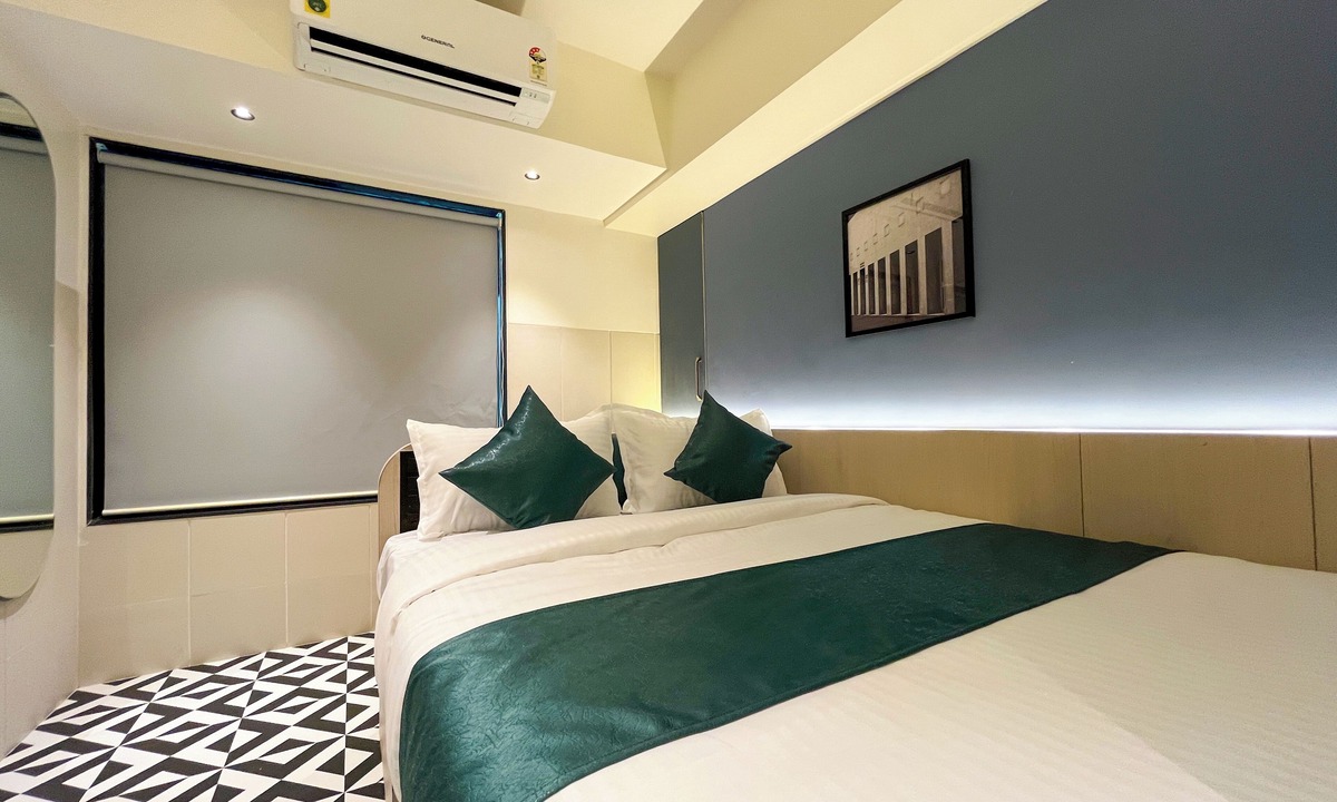 Bandra East Hotel | Bandra Stays