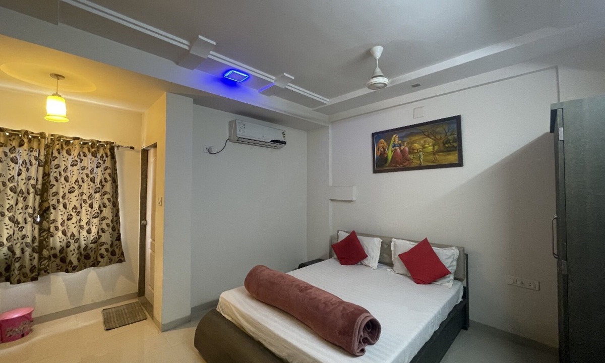 Rajula Hotel | Goroomgo Narayan Executive Gujrat