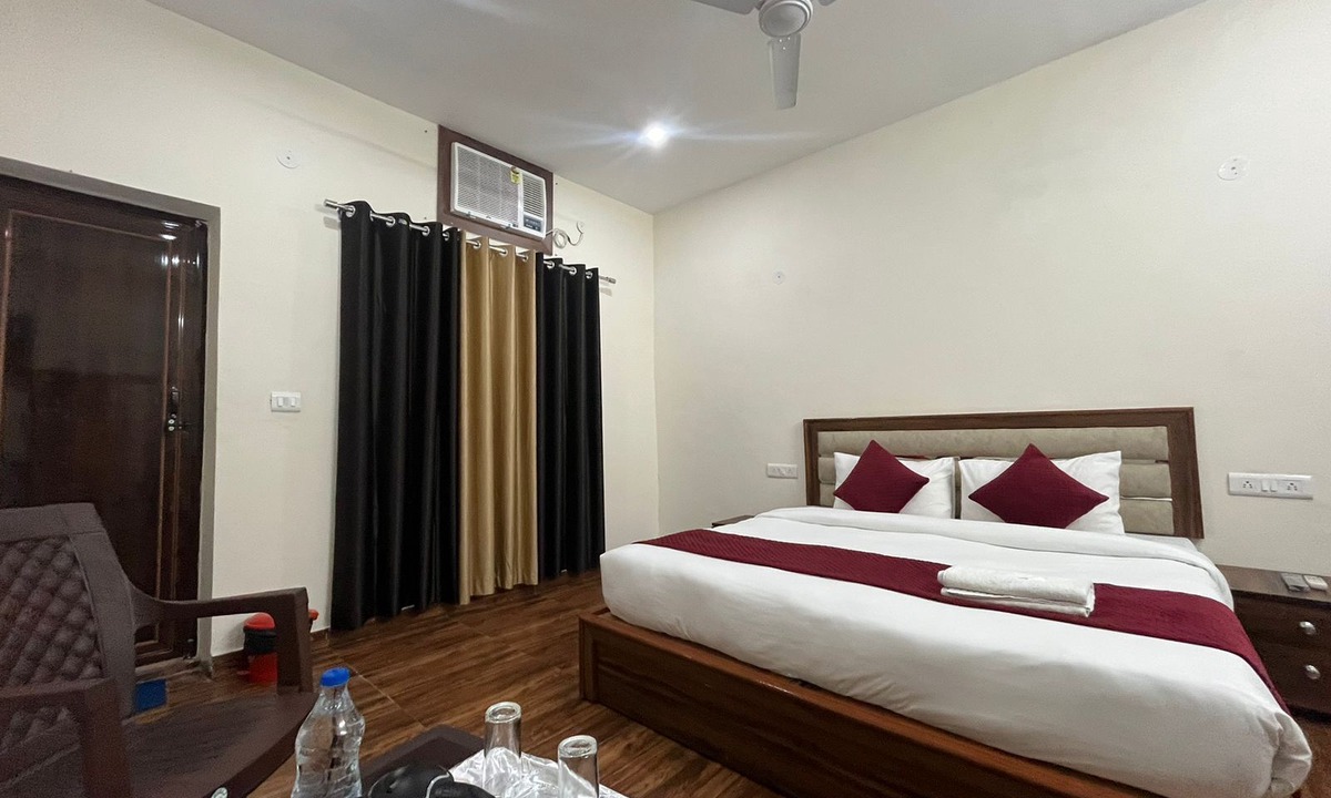 B4 Block Hotel | Badal Inn