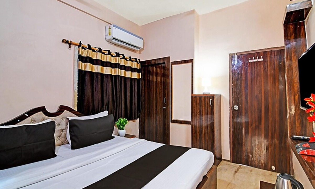 Chinar Park Hotel | Goroomgo Dash Living Kolkata
