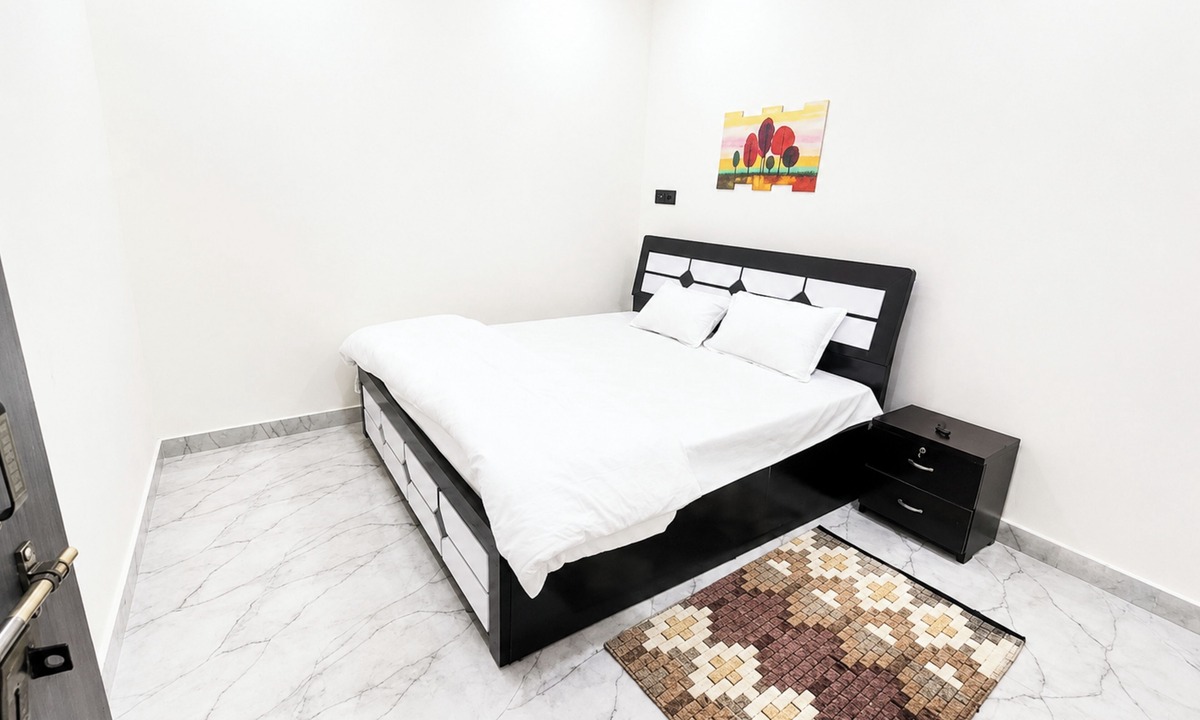 Mahmoorganj Hotel | Hotel Rainbow Comfort Stay