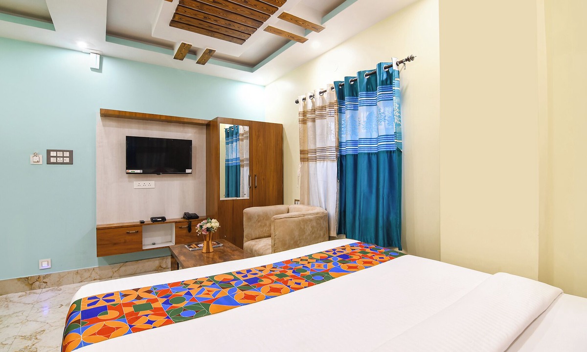 Madanpur Hotel | FabHotel Leechi Lodging & Fooding - Nr. AIIMS