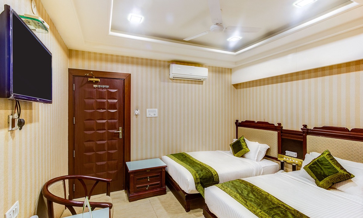 Rau Hotel | Treebo Shivani
