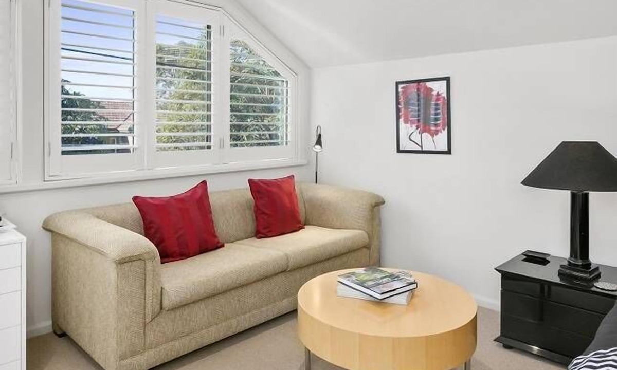 Balgowlah Heights Apartment | Triple Size Loft + Private Ensuite & Breakfast