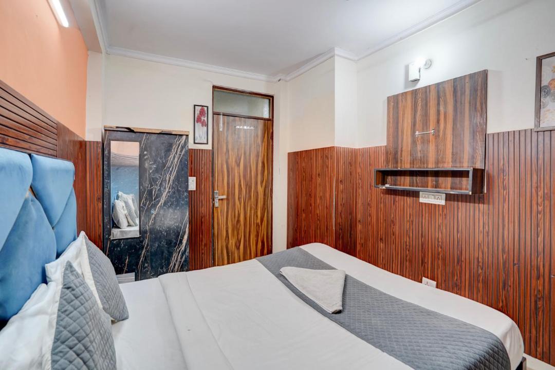 Sainik Farm Hotel | Hotel Happy - Near IGNOU Road