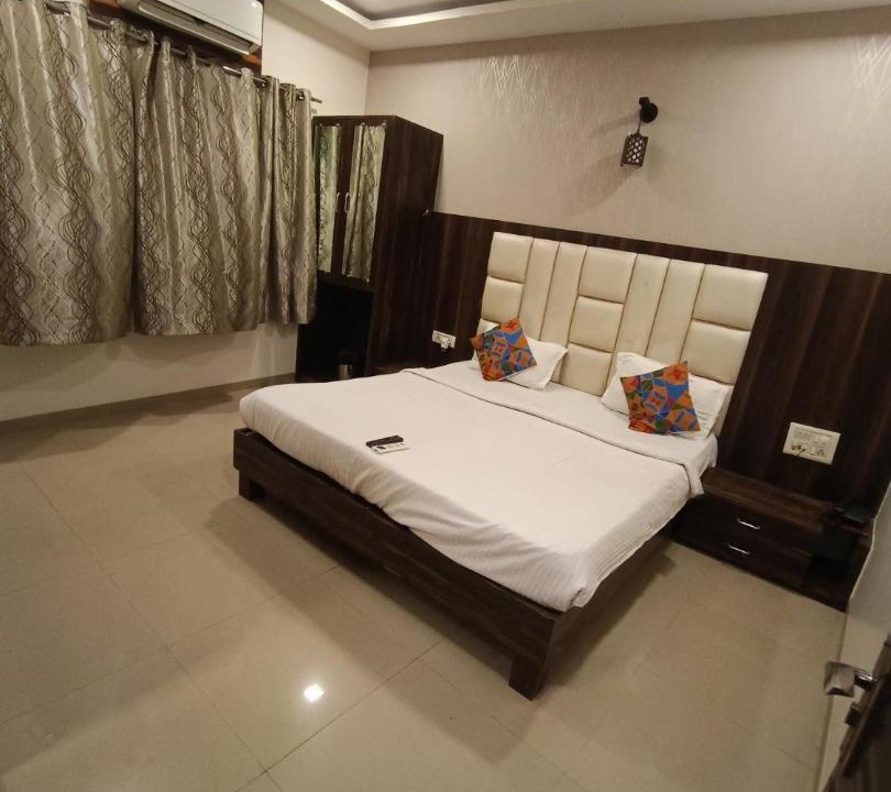 Sakinaka Hotel | Crown Hotel Aadoree - Near Mumbai Airport, BKC Visa Consultant , Jio Convention Centre