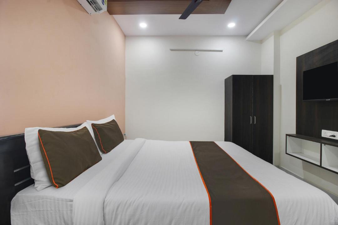 Manikonda Hotel | Super Collection O SIRI GRAND INN