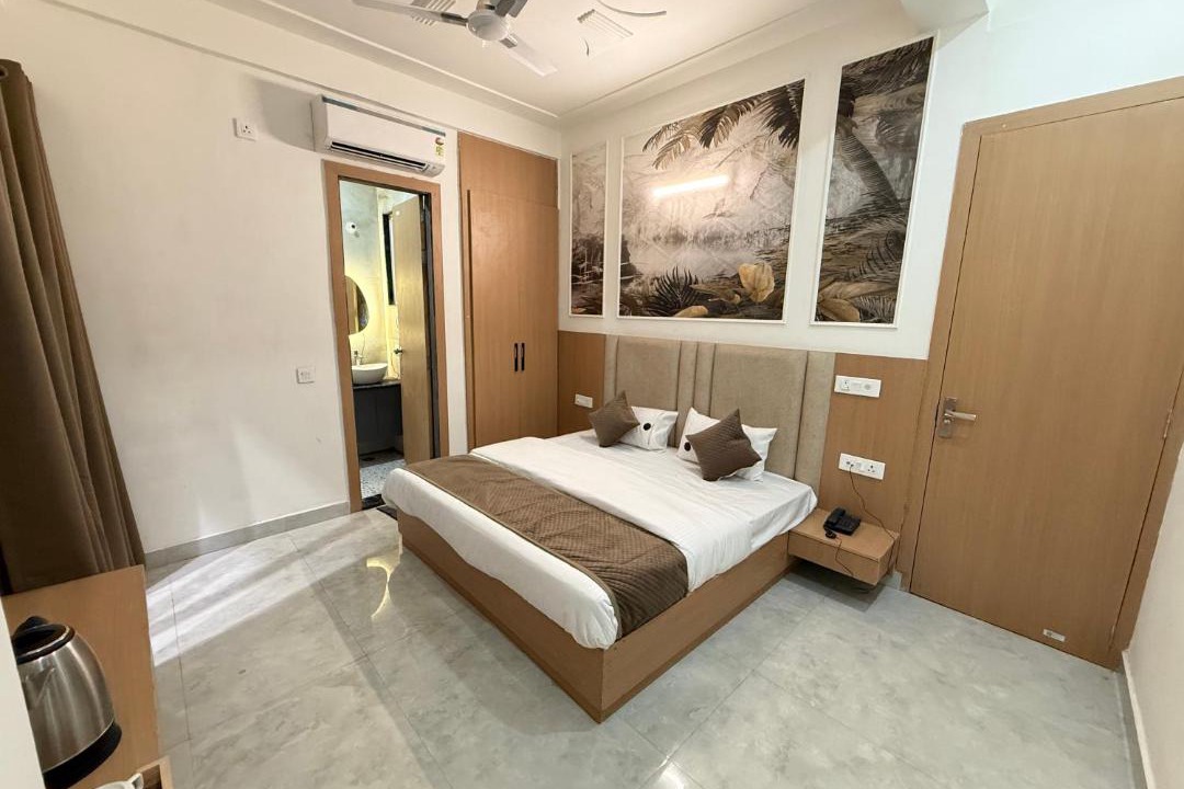 Vrindavan Hotel | Hotel Krishna Tulsi Van - Near Bankey Bihari & ISKCON
