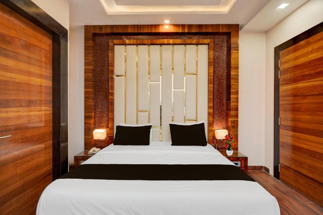 Kalyanpur Hotel | Super OYO Townhouse Oak CSJMU Kanpur Formerly Shree Dev Villa