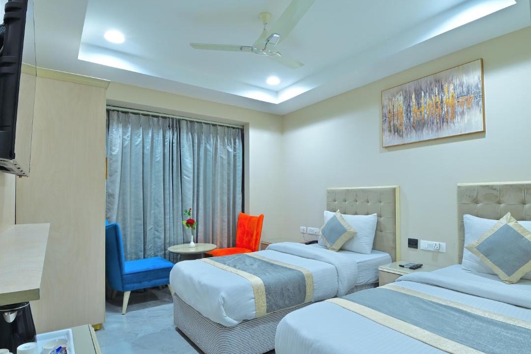 Paharganj Hotel | Hotel Sapphire House - 3 Mins Walk from Metro and 5 Mins from New Delhi Railway Station