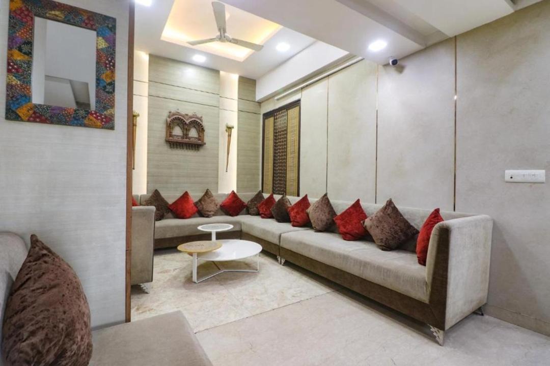 Rajouri Garden Hotel | Qotel Signature Lavish Inn - Hotel in Rajouri Garden Near Metro & Pacific Mall