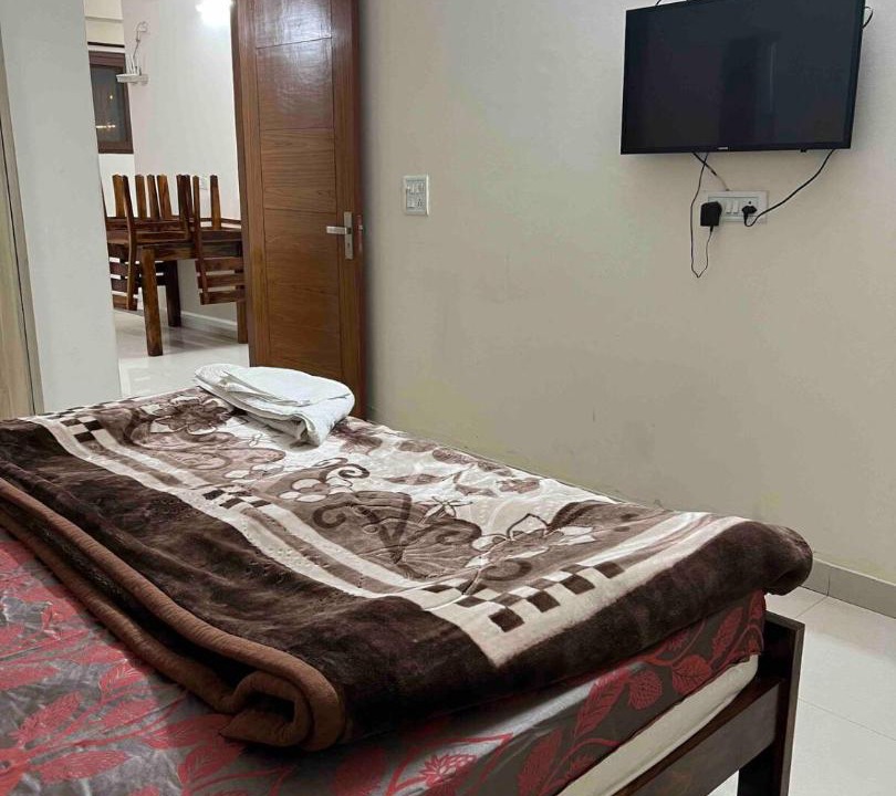 Sainik Farm Bed & Breakfast | The Raveesh - 2BHK Fully Furnished Apartment J85