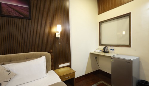 Deluxe Room with Balcony and Sea View
