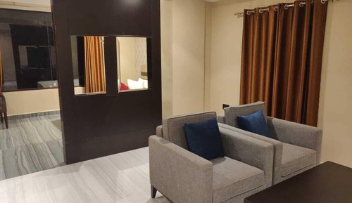 Deluxe Suite With Drawing Hall & Bathtub
