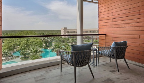 Deluxe Room, 1 King Bed, Pool View