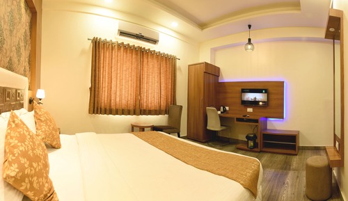 Club Room, 1 King Bed, Non Smoking, City View