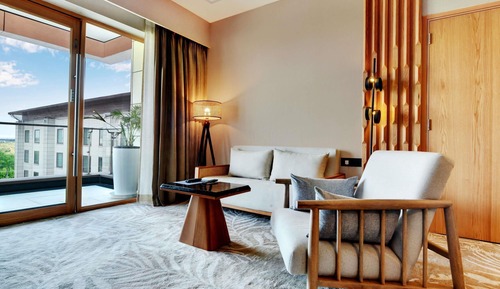 Executive Suite, 1 Queen Bed, Balcony, Pool View