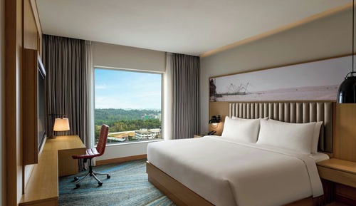 Deluxe Room, 1 King Bed, City View