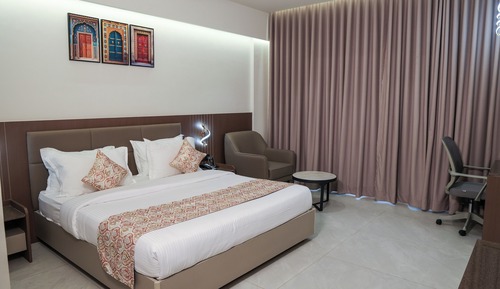 Club Room, Garden View