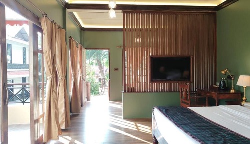 Premium Suite, 1 King Bed, Smoking, Balcony