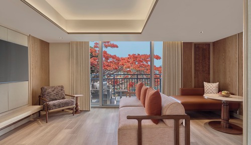 Deluxe Suite, 1 King Bed, Balcony