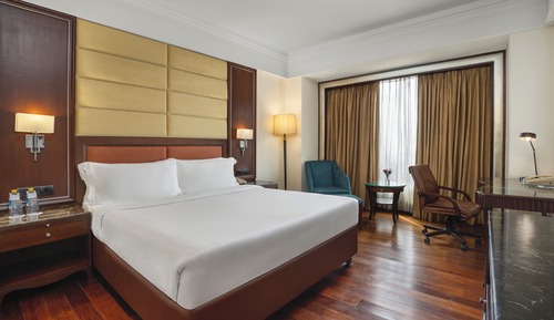 Classic Room, 1 King Bed, Smoking, Pool View