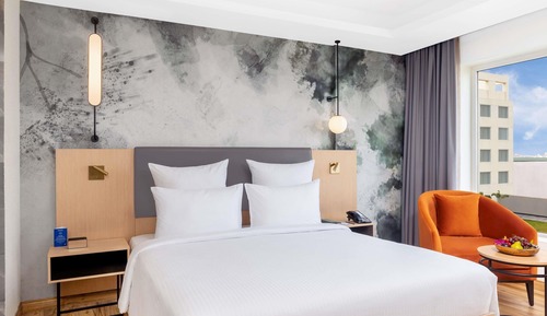Executive Suite, 1 King Bed, Non Smoking (City Side)