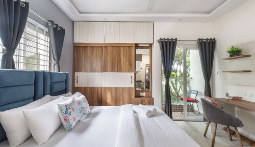 King Studio, Balcony