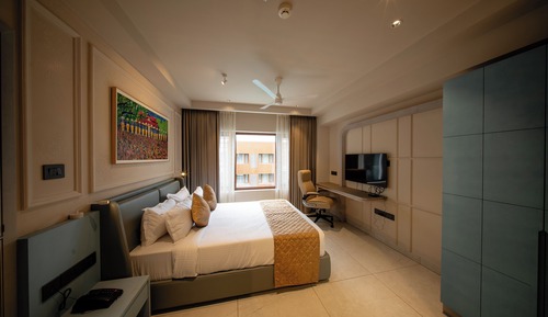 Suite Pool View