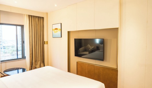 Superior King Room, Highway View