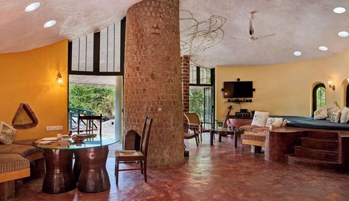 Bungalow, Courtyard View