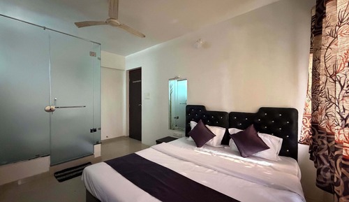 Deluxe Studio, Tower
