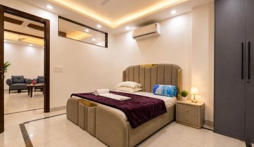 Four-Bedroom Apartment with Balcony 