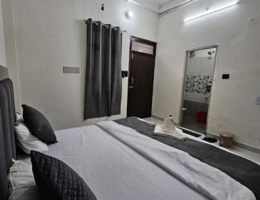 Deluxe Double Room (2 Adults + 1 Child)