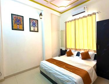 Deluxe Double Room (2 Adults + 1 Child)