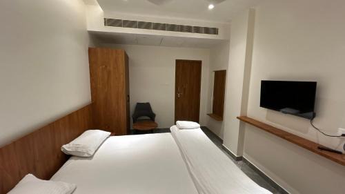 Deluxe Double Room (2 Adults + 1 Child)