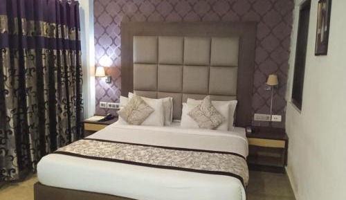 Deluxe Queen Room