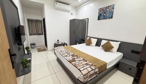 Deluxe Room (2 Adults + 1 Child)