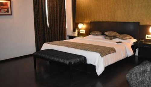 Deluxe Room (2 Adults + 1 Child)