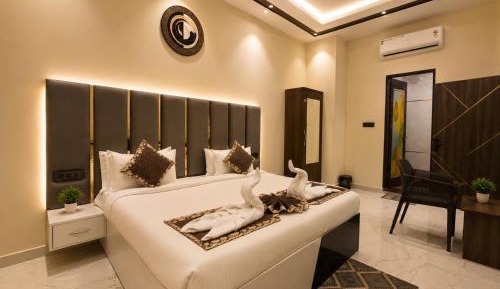 Deluxe Double Room (2 Adults + 1 Child)